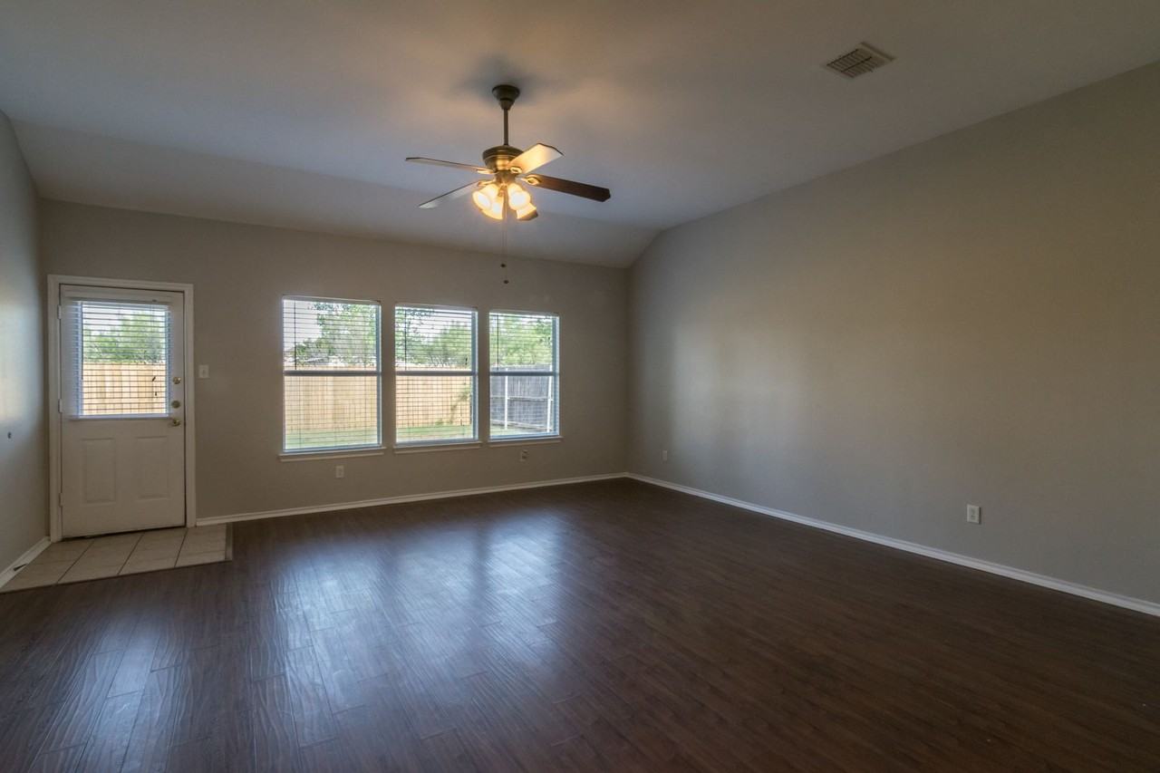 8512 Prairie Wind Trl - Photo 3 of 30
