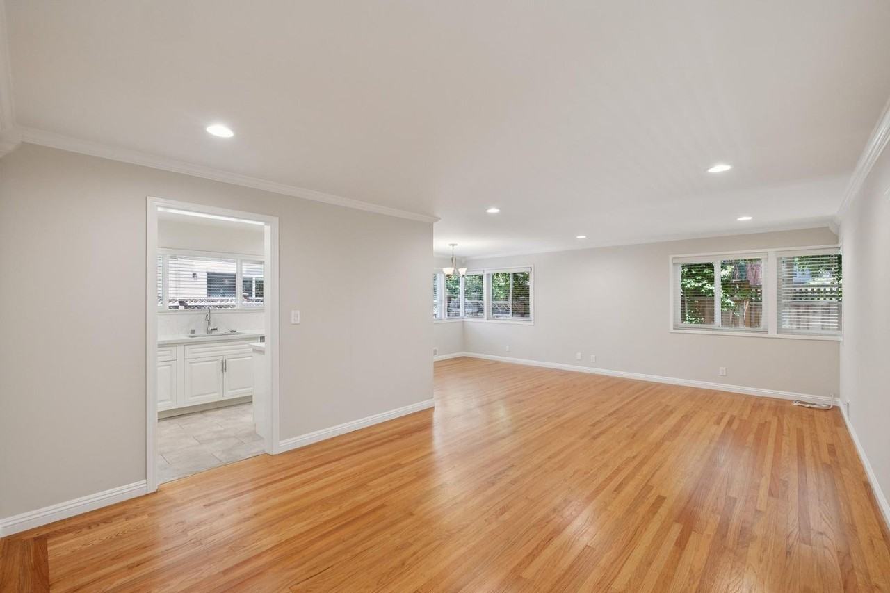 838 University Ave - Photo 4 of 28