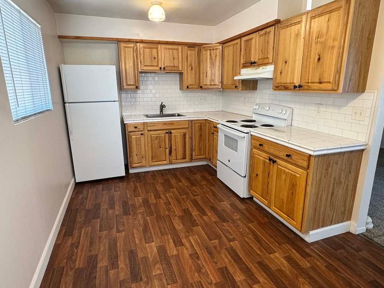 425 S 3rd Ave #F - Photo 4 of 10