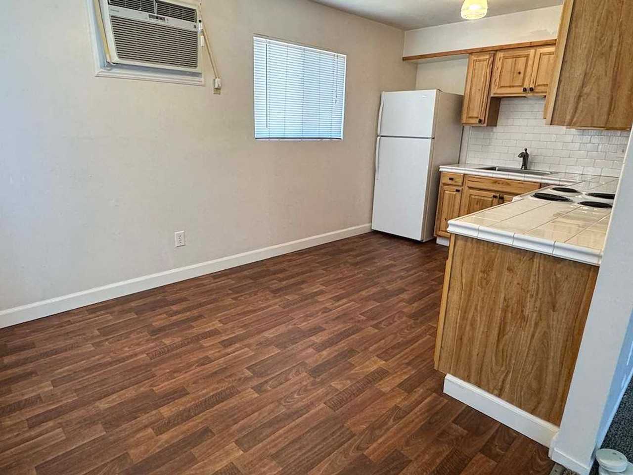 425 S 3rd Ave #F - Photo 5 of 10