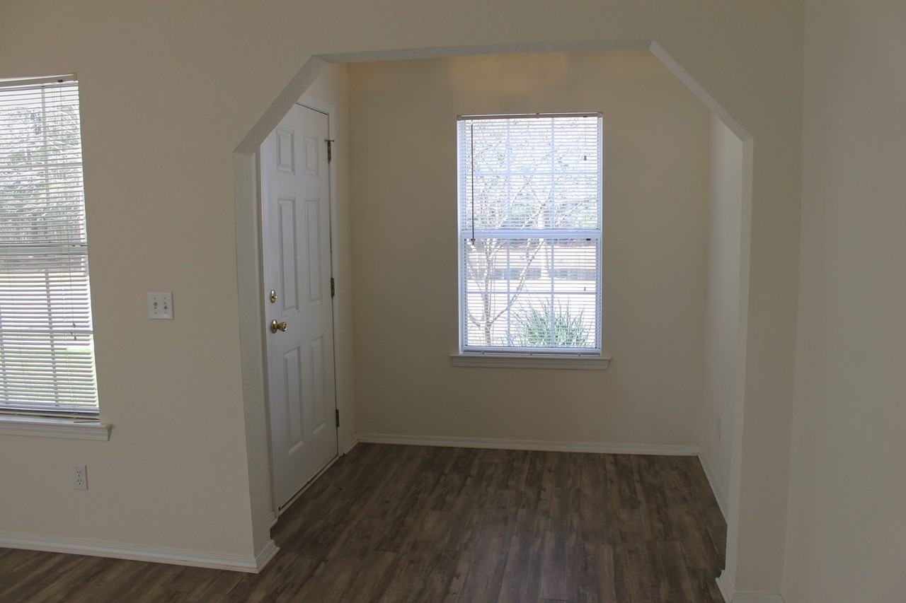 423 Lake Park Way - Photo 5 of 25