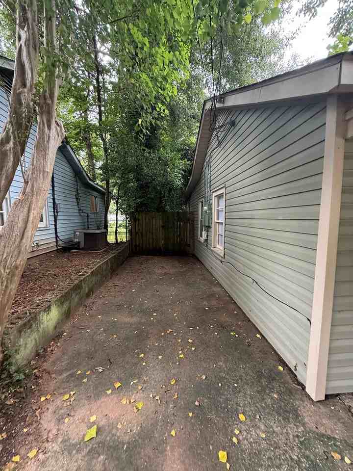 1915 Yarbrough St - Photo 3 of 12