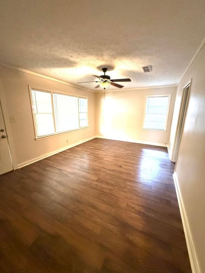 1915 Yarbrough St - Photo 4 of 12