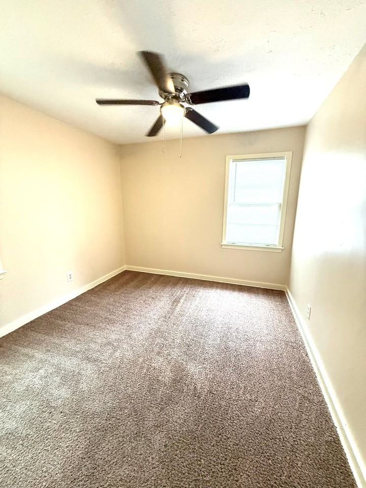 1915 Yarbrough St - Photo 6 of 12