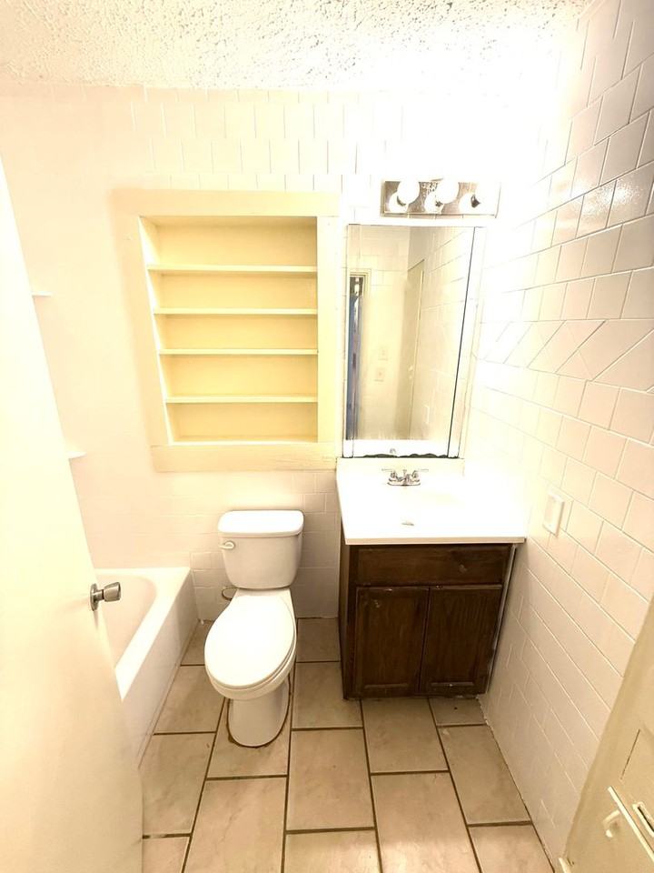 1915 Yarbrough St - Photo 7 of 12