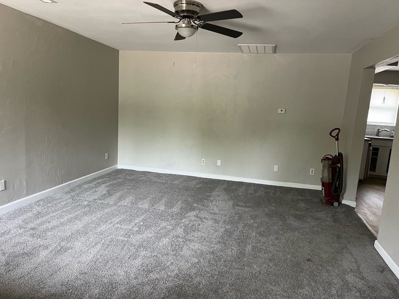 421 S Mccomas St - Photo 2 of 8