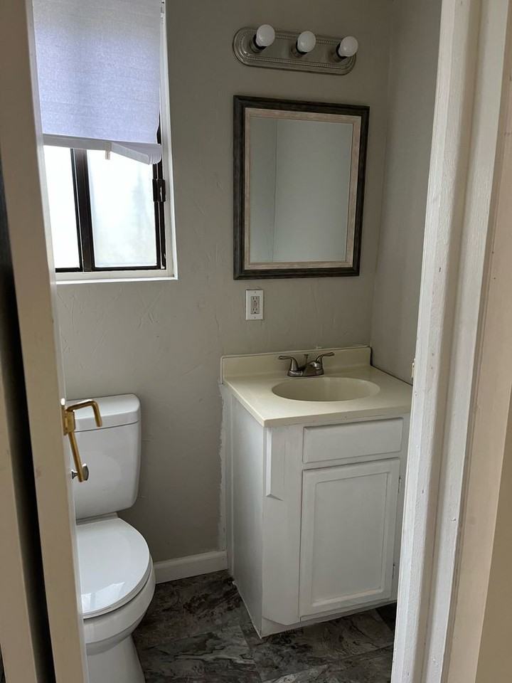 421 S Mccomas St - Photo 7 of 8