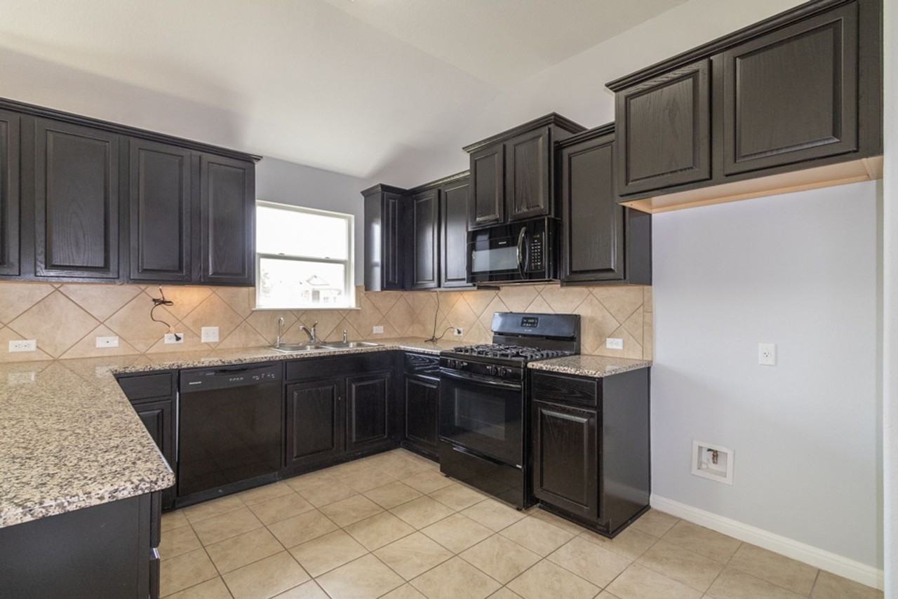 1411 Elbe St - Photo 4 of 30