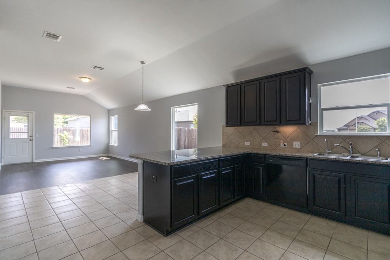 1411 Elbe St - Photo 5 of 30