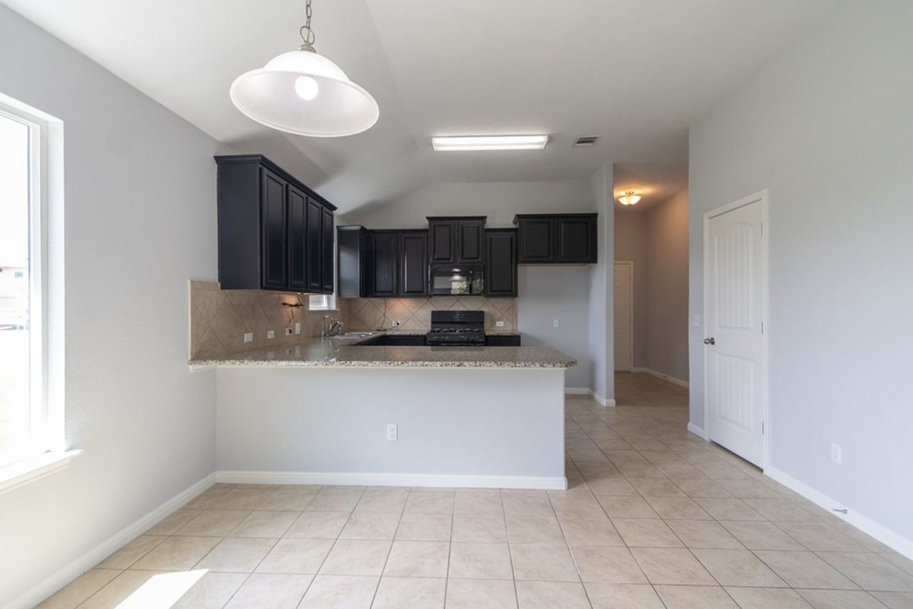 1411 Elbe St - Photo 6 of 30