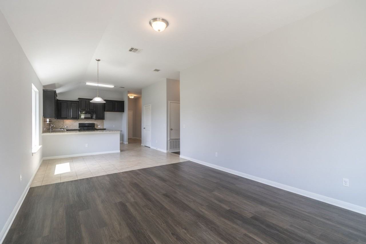1411 Elbe St - Photo 7 of 30