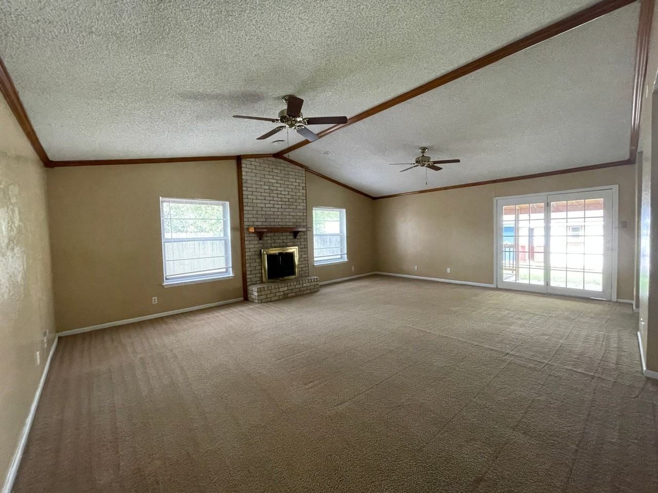 1409 Farhills Dr - Photo 2 of 21