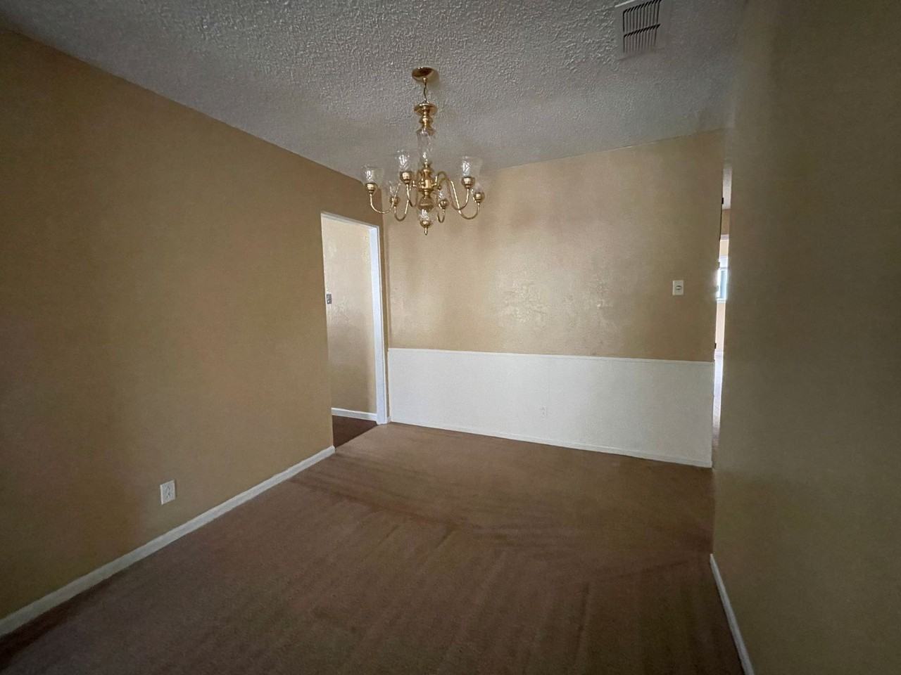 1409 Farhills Dr - Photo 4 of 21