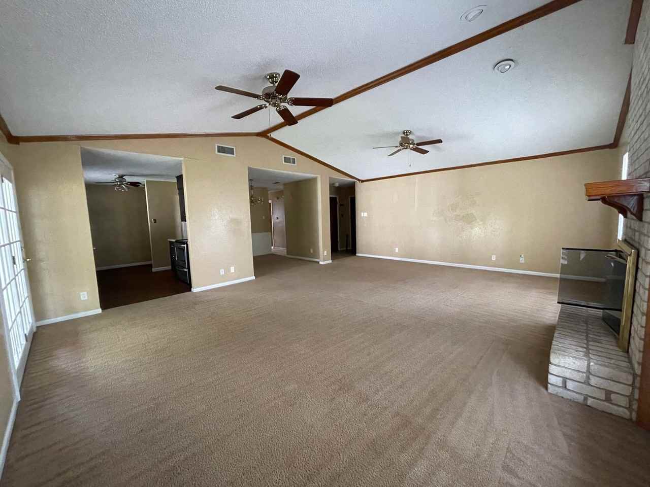 1409 Farhills Dr - Photo 5 of 21