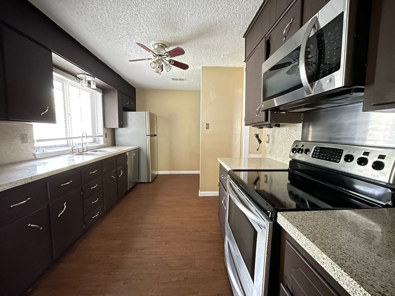 1409 Farhills Dr - Photo 6 of 21