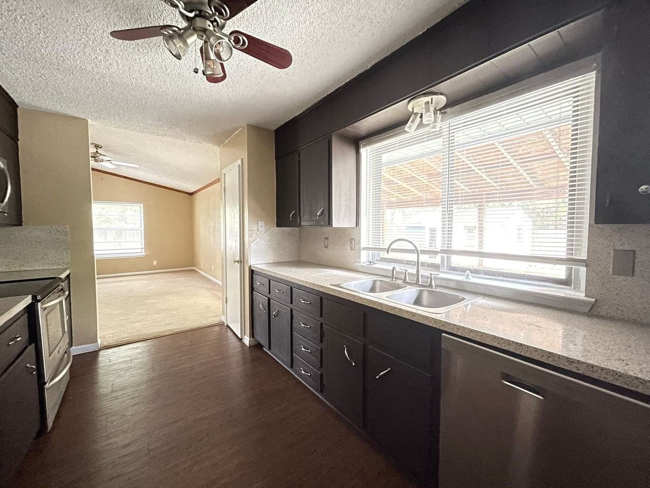1409 Farhills Dr - Photo 7 of 21