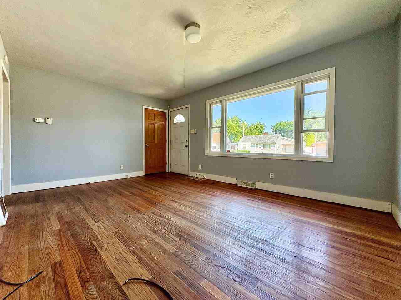 811 Fairway St - Photo 2 of 7