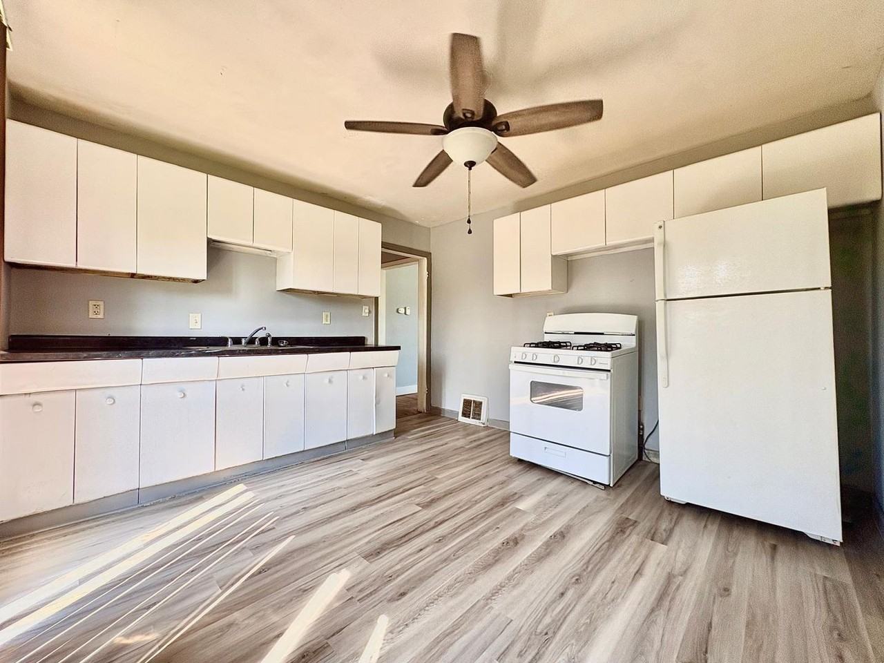 811 Fairway St - Photo 4 of 7