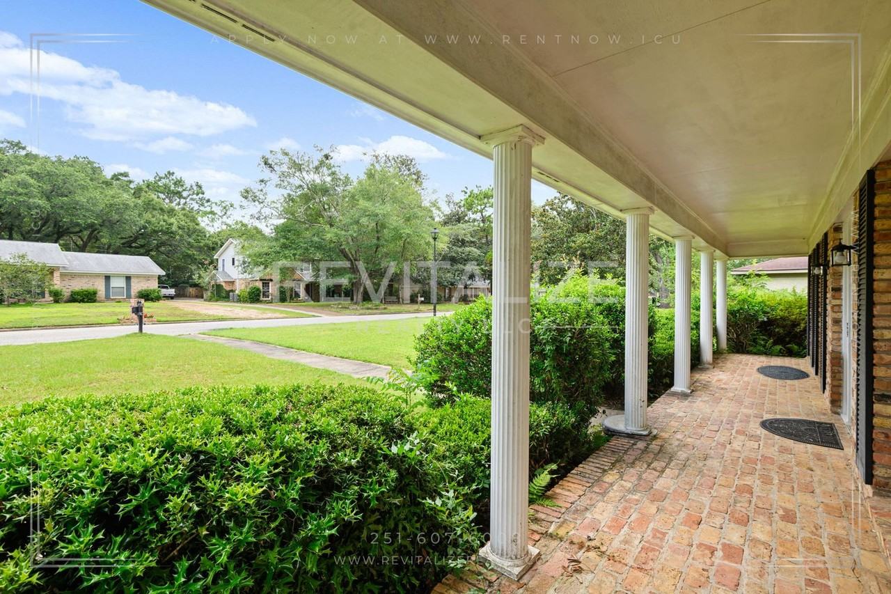 1211 Vendome Dr W - Photo 4 of 50