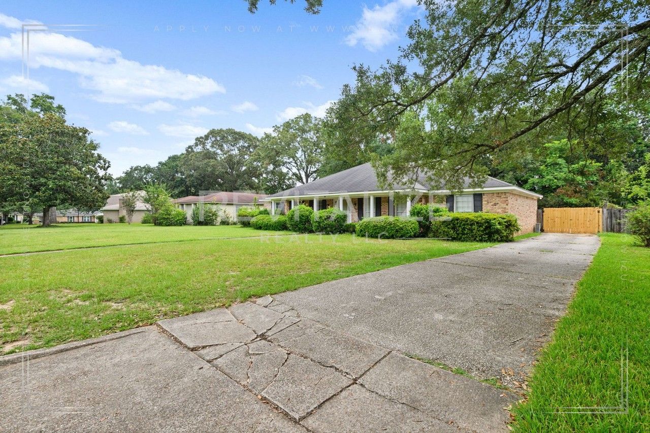 1211 Vendome Dr W - Photo 6 of 50