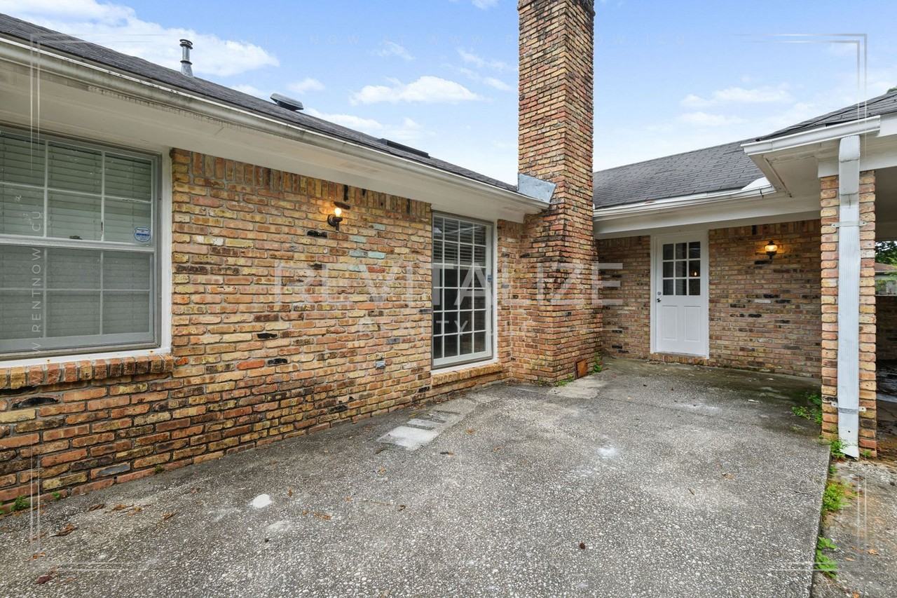 1211 Vendome Dr W - Photo 7 of 50