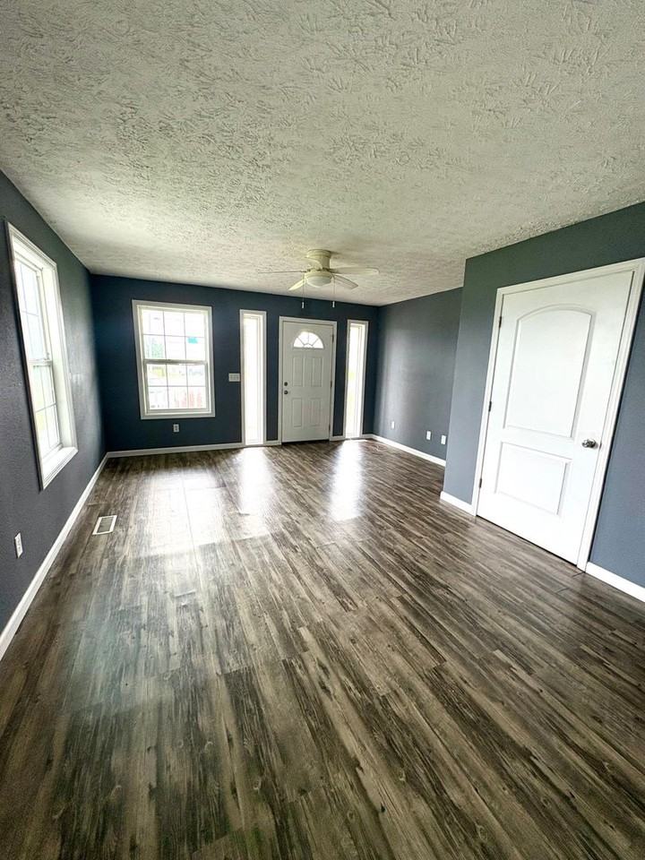 222 Green Leaf Dr - Photo 2 of 9