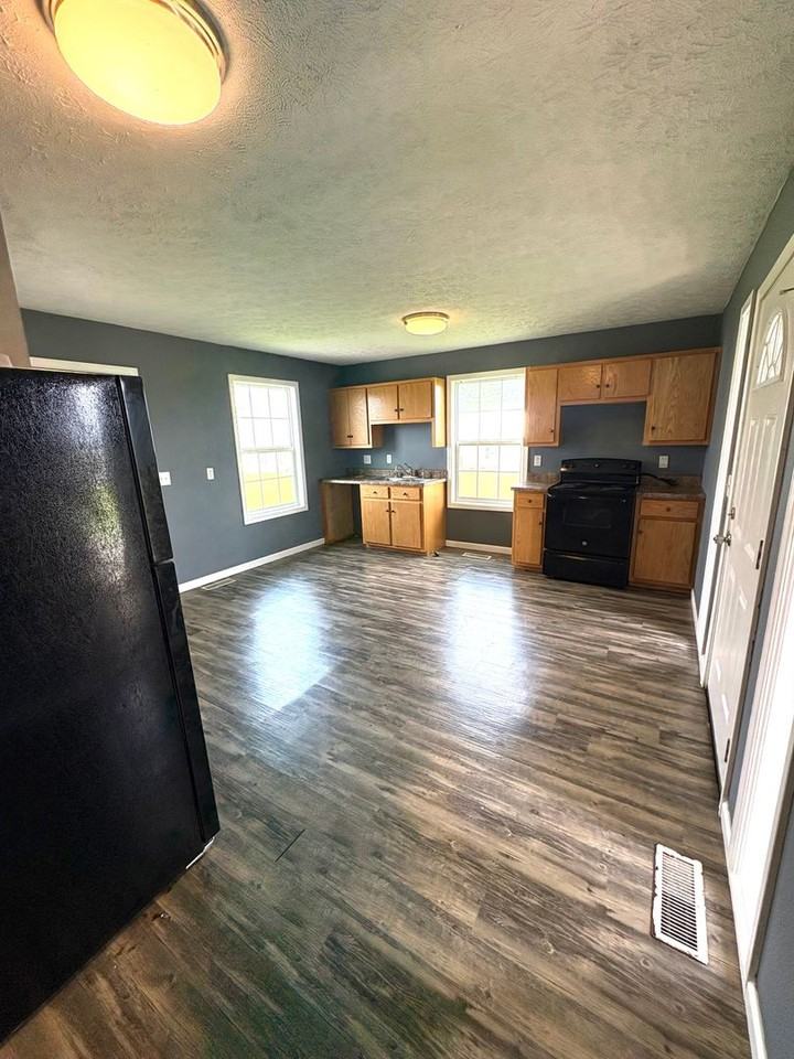222 Green Leaf Dr - Photo 3 of 9