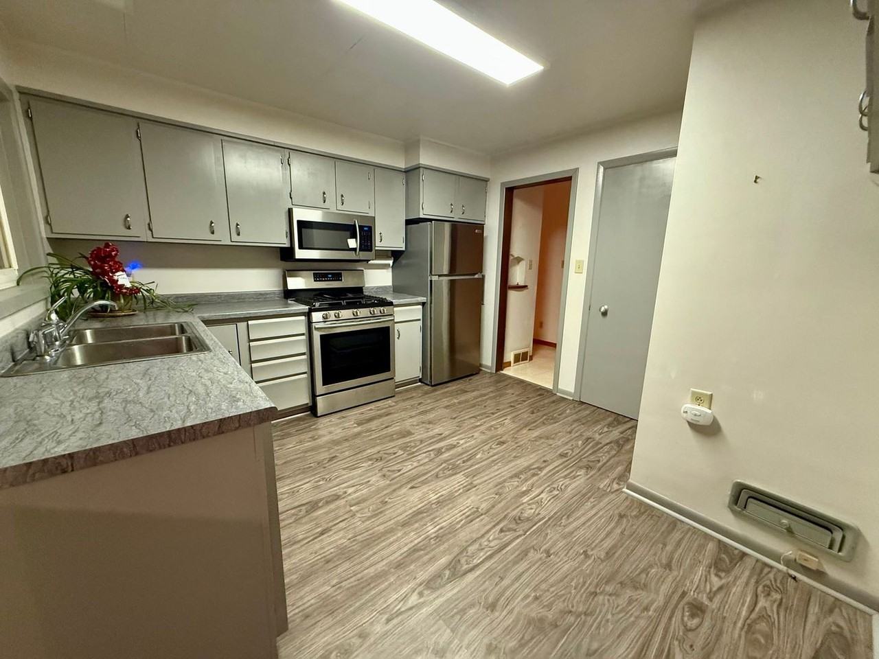 1316 Prospect Ave - Photo 2 of 32
