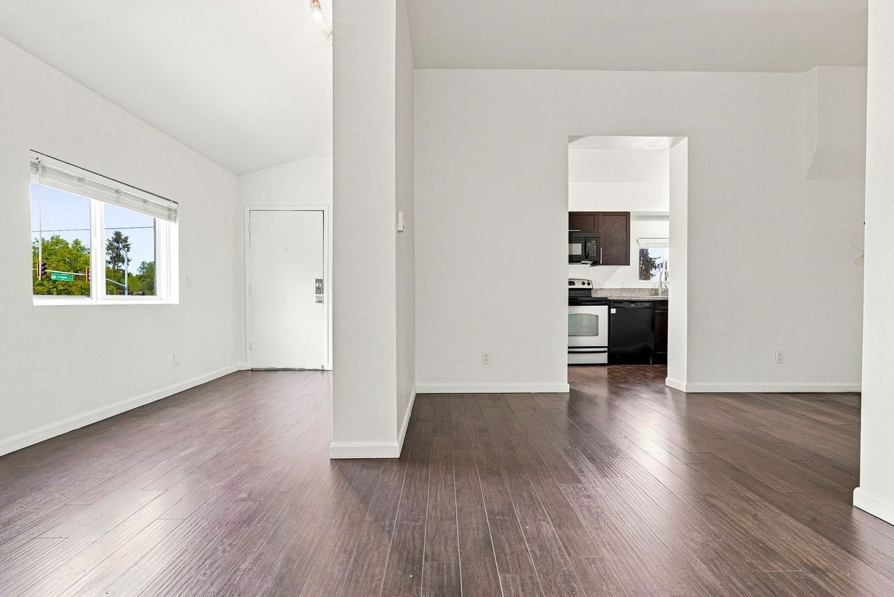 2100 S Logan St - Photo 2 of 17