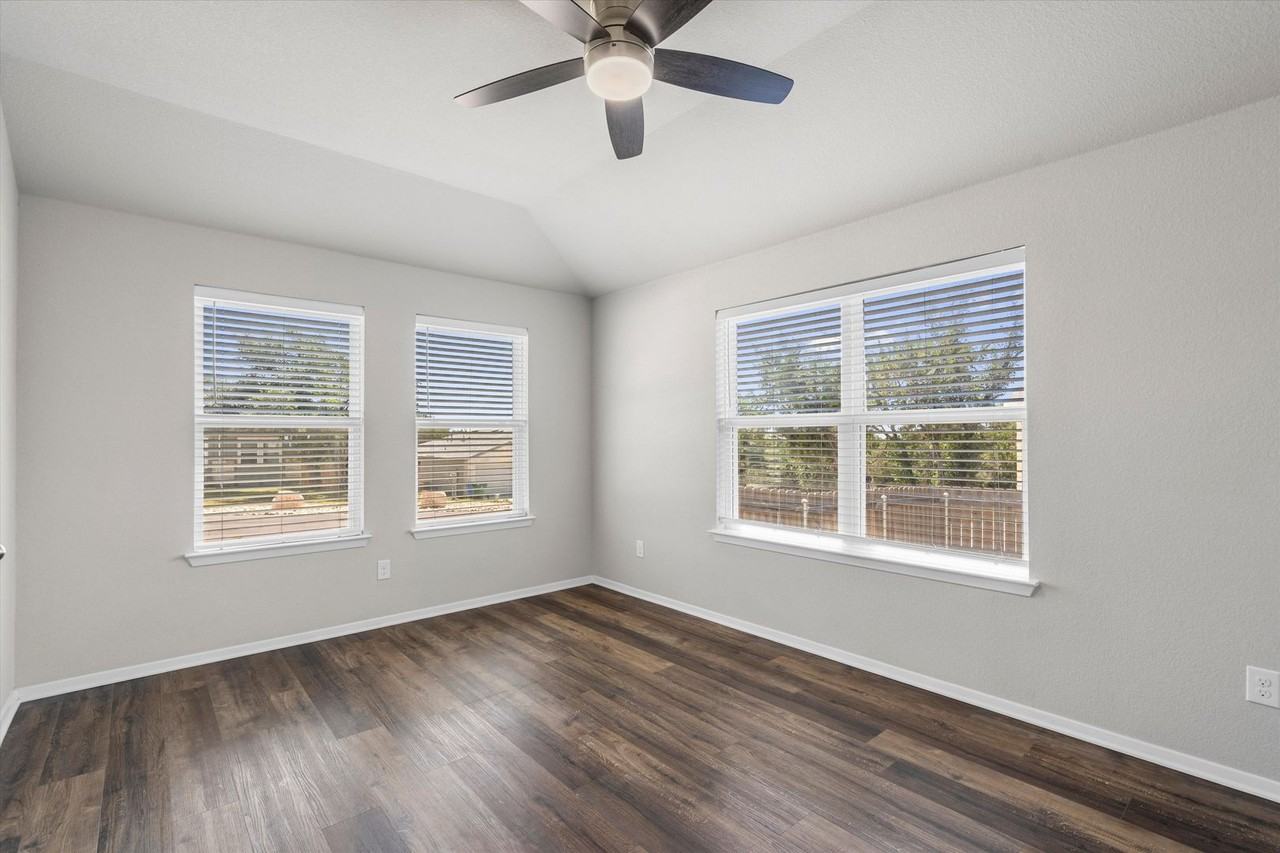 3906 Crockett Ave - Photo 4 of 38