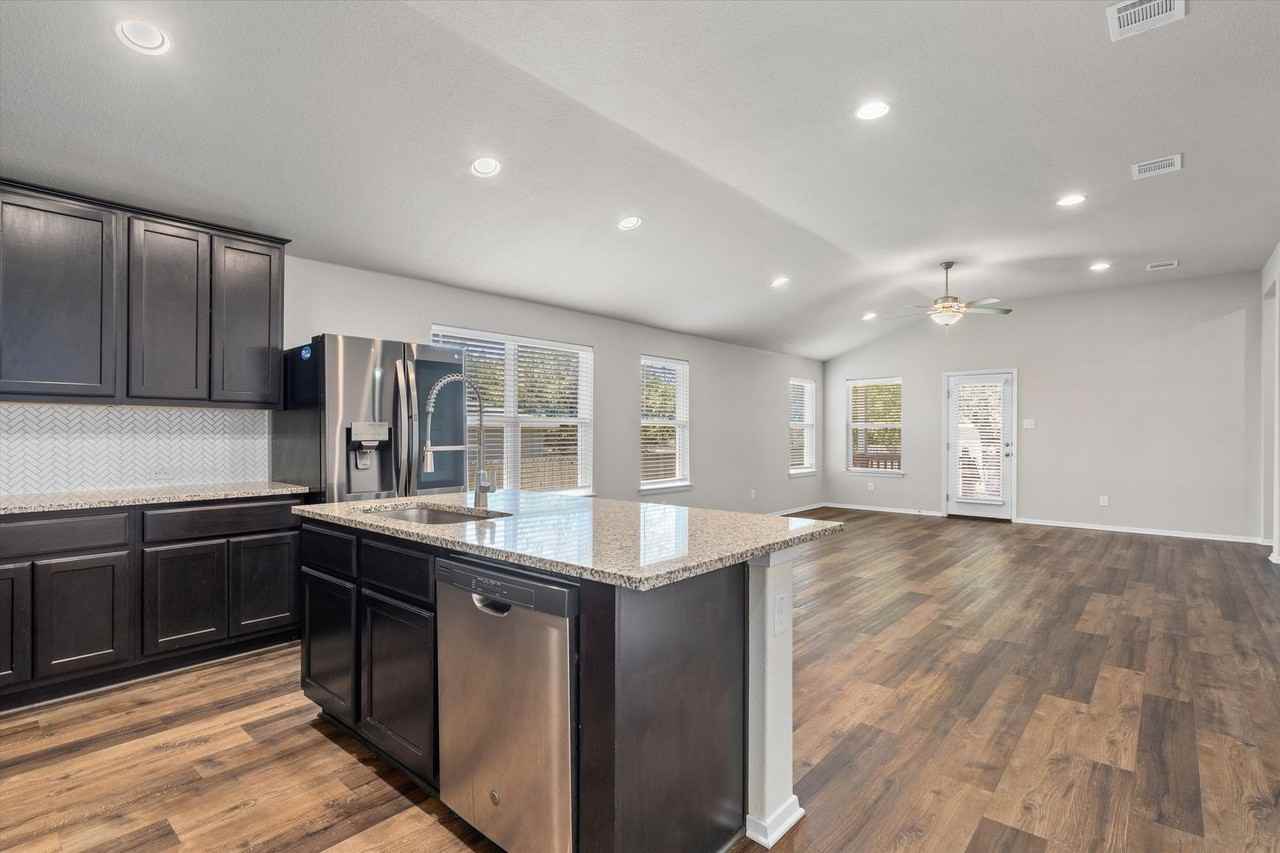 3906 Crockett Ave - Photo 7 of 38