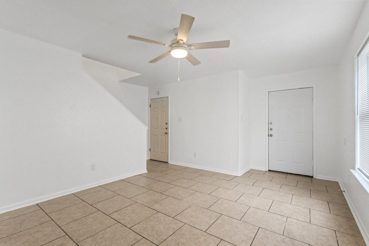 2410 Royal Crest Cir - Photo 4 of 18