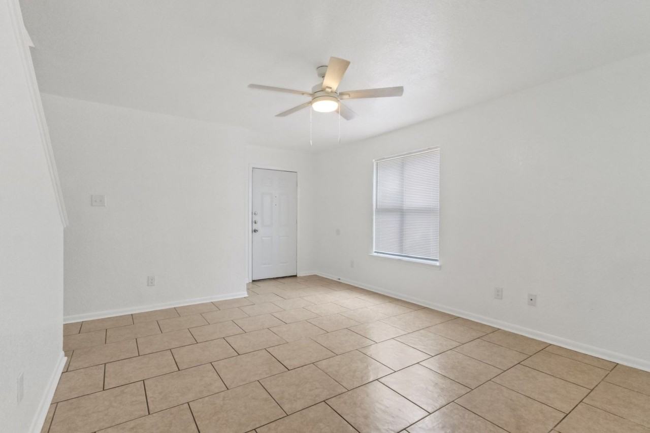 2410 Royal Crest Cir - Photo 5 of 18