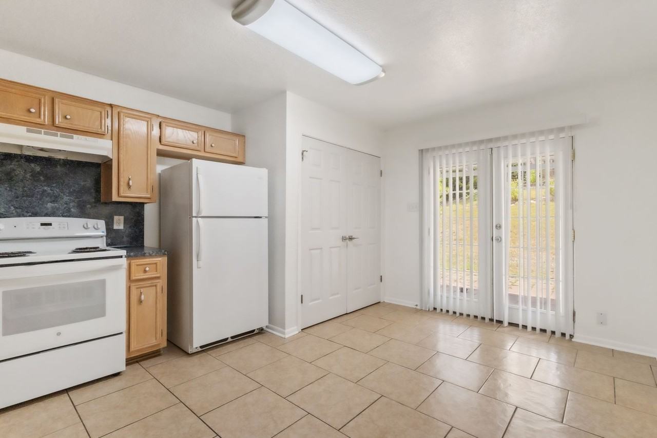 2410 Royal Crest Cir - Photo 6 of 18