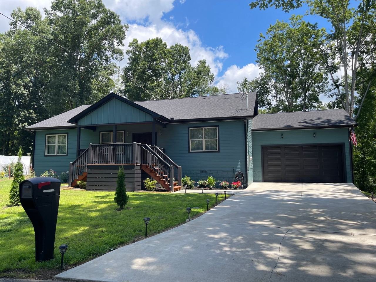 1395 Willow Creek Ln - Photo 2 of 23