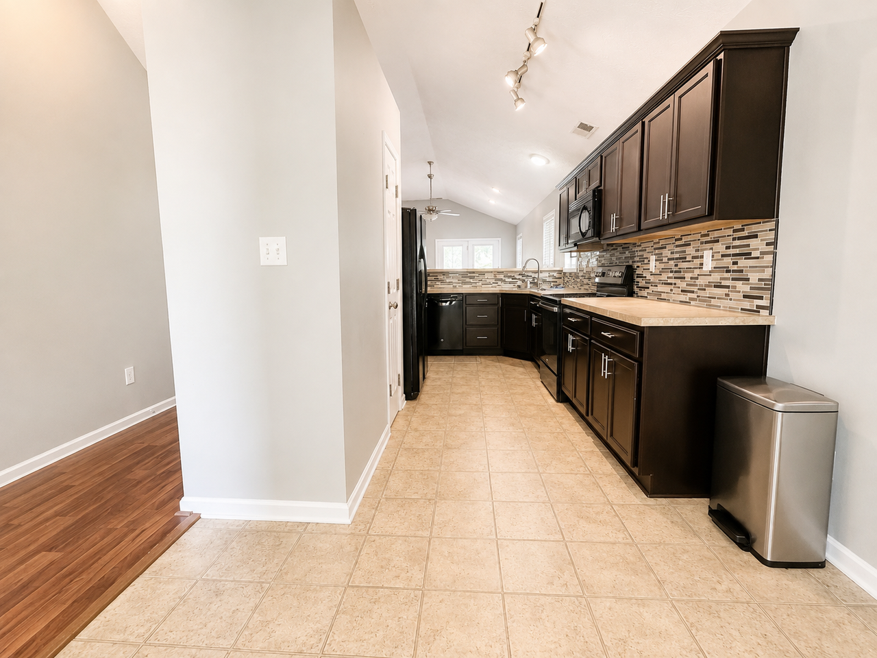 10417 Leven Blvd - Photo 4 of 25