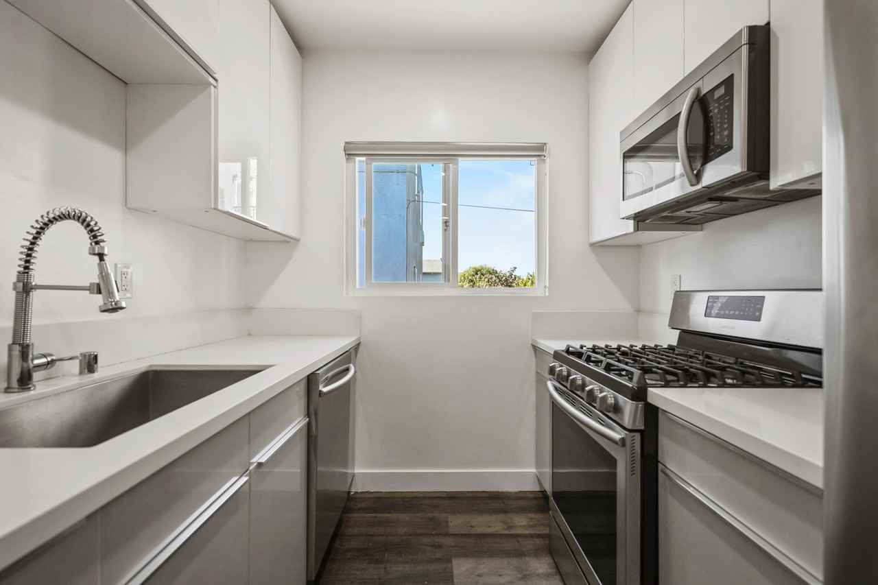 1333 West 36th Place #6 - Photo 2 of 17
