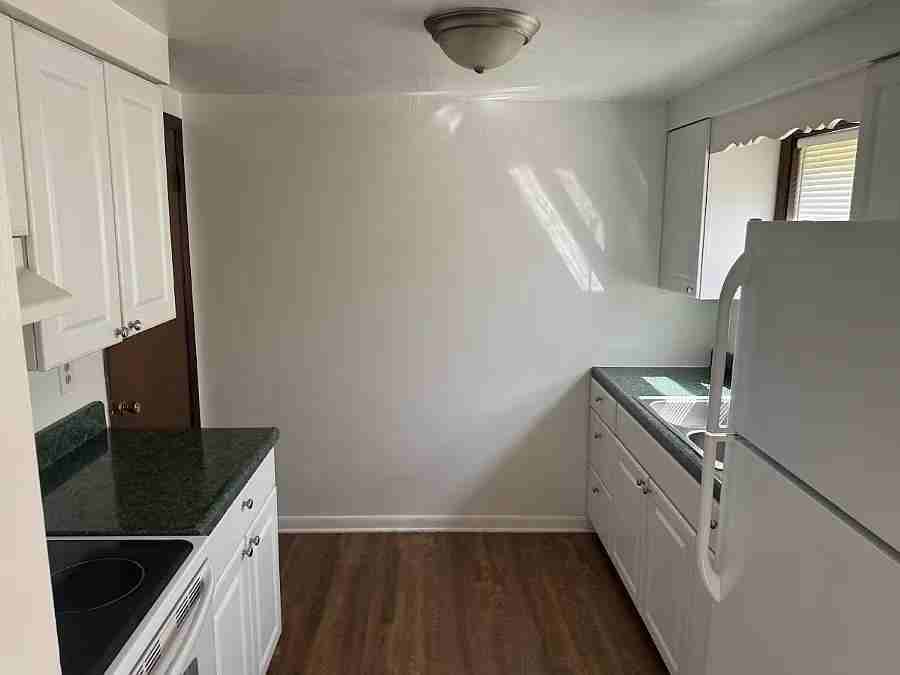 245 Laurel Dr - Photo 4 of 9