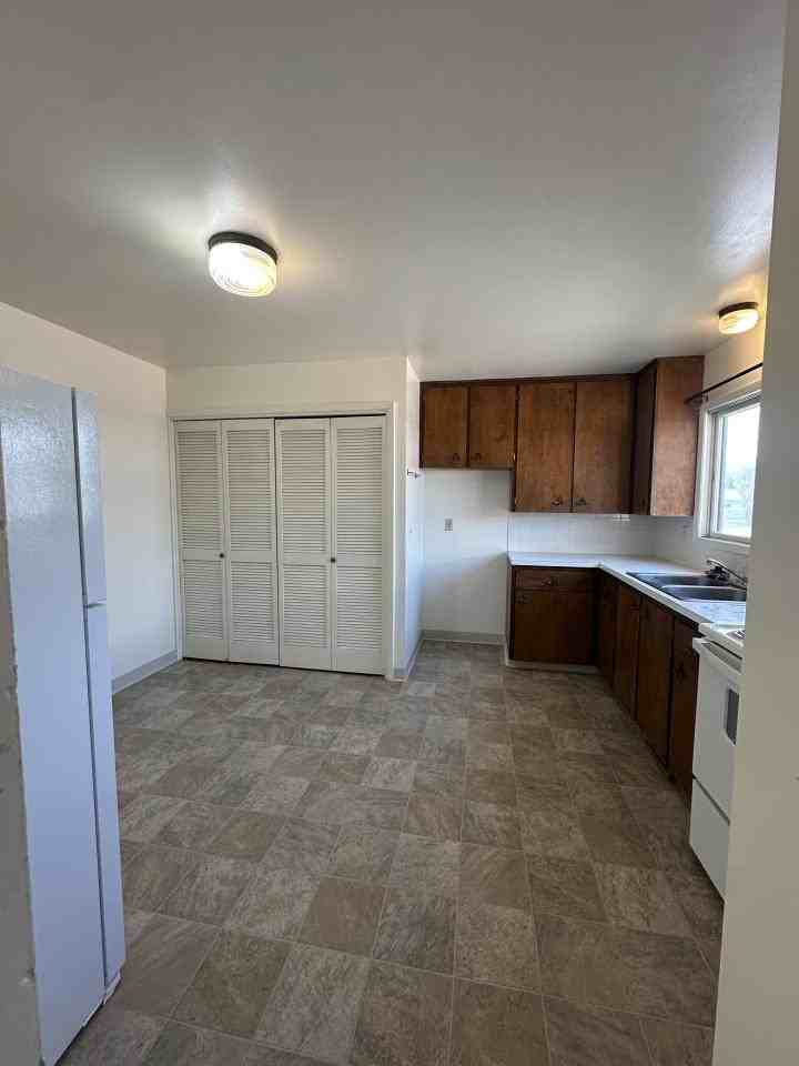 2304 1/2 Alderson Ave - Photo 4 of 7