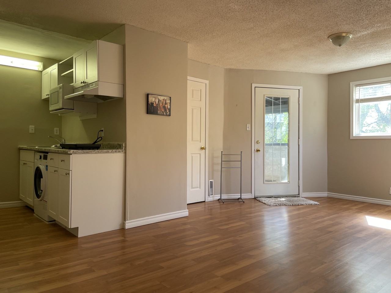 312 15 Avenue Northeast - Photo 2 of 12