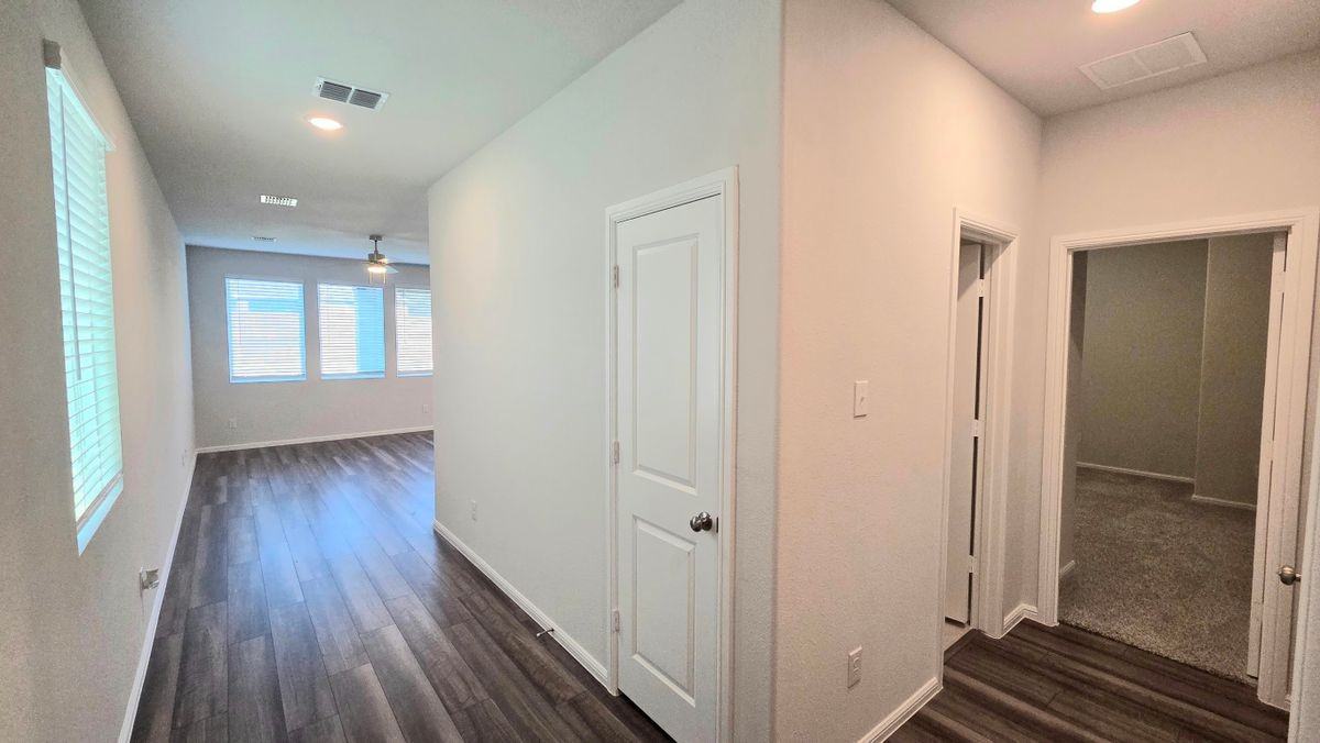 920 Santa Lucia Dr - Photo 4 of 26