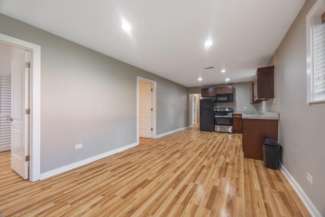 1037 W Polk St #1R - Photo 2 of 14