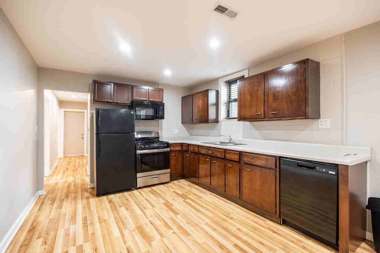 1037 W Polk St #1R - Photo 3 of 14