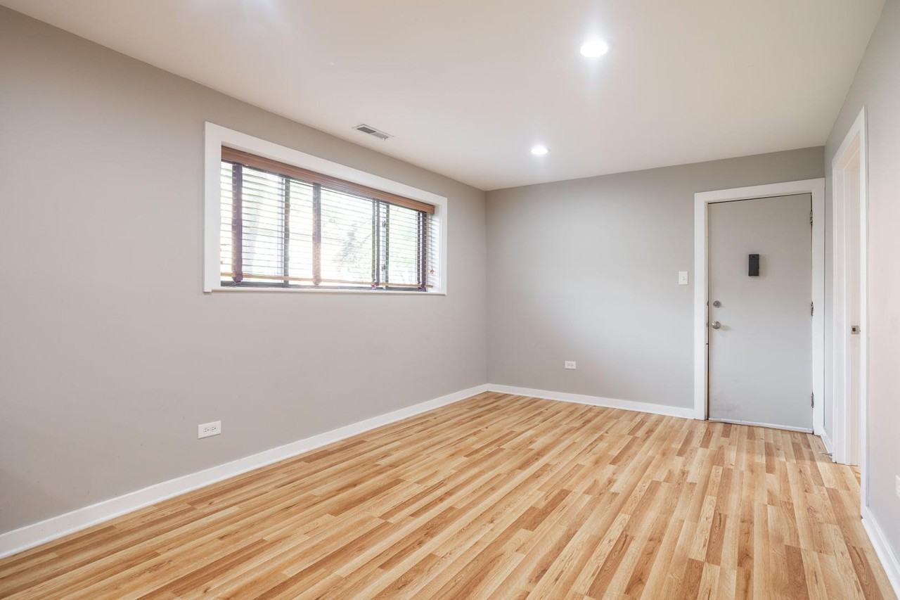 1037 W Polk St #1R - Photo 4 of 14