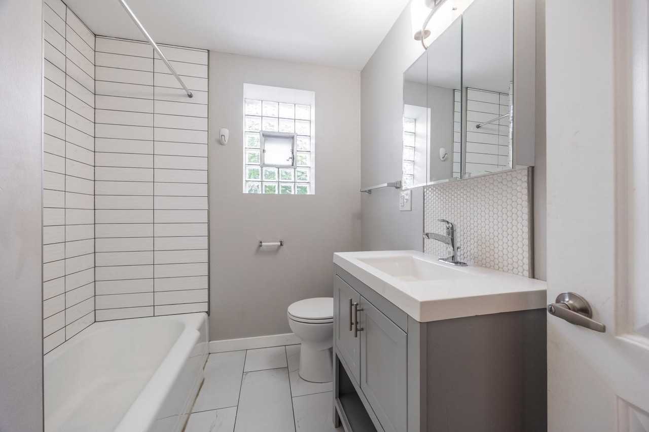 1037 W Polk St #1R - Photo 5 of 14