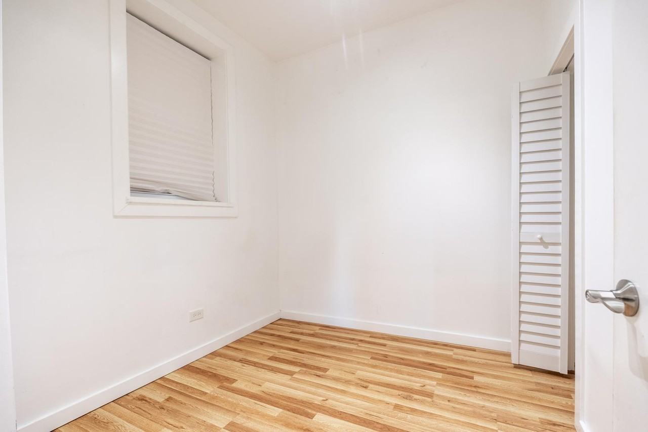 1037 W Polk St #1R - Photo 6 of 14