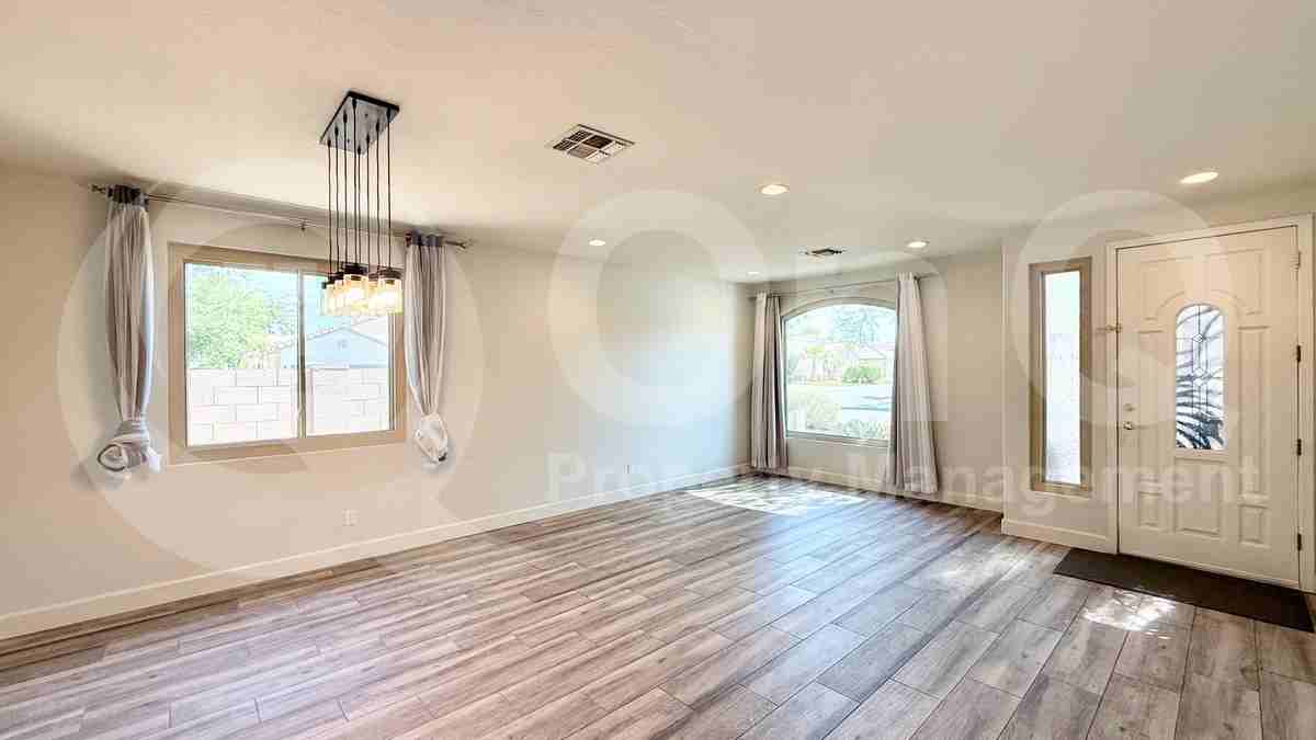 572 N Bell Dr - Photo 4 of 35