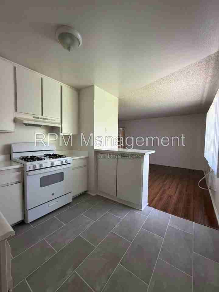 6920 Simpson Ave #6 - Photo 4 of 10