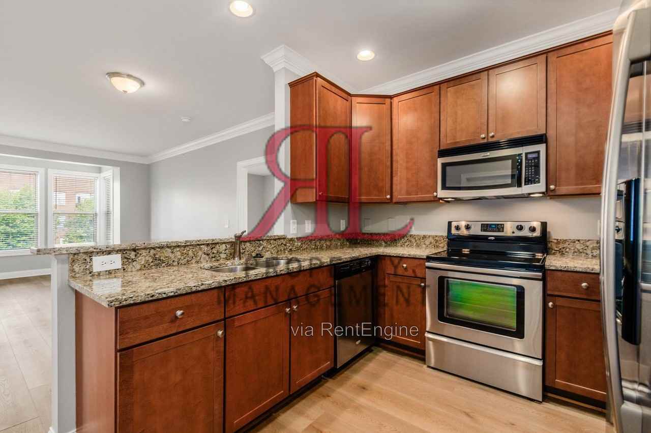925 Ingleside Ave #215-215 - Photo 5 of 24