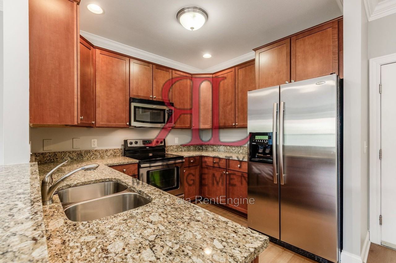 925 Ingleside Ave #215-215 - Photo 7 of 24
